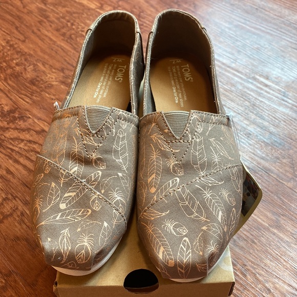 NWT Tom’s Classic 7 - Picture 4 of 6